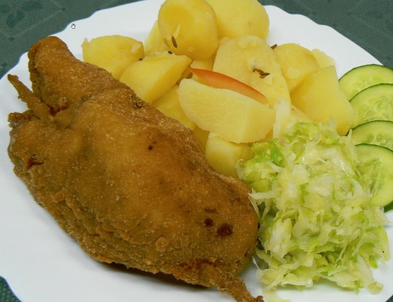Smažená kuřecí kapsa s nivou, brambory